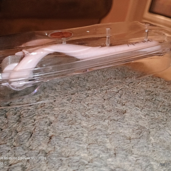 Pink Facial Roller in Clear Packaging - Picture 1 of 4
